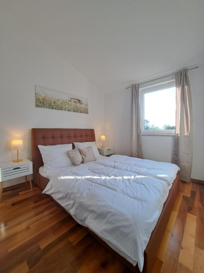 Apartments Villa Sotlar With Pool Umag Bagian luar foto