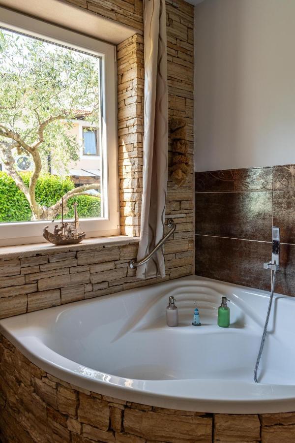 Apartments Villa Sotlar With Pool Umag Bagian luar foto